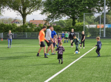 Laatste training S.K.N.W.K. JO7-1 (partijtje tegen de ouders) van maandag 27 mei 2024 (165/180)